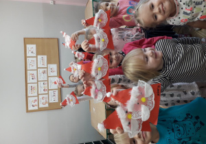 dzieci prezentują wykonane prace plastyczne